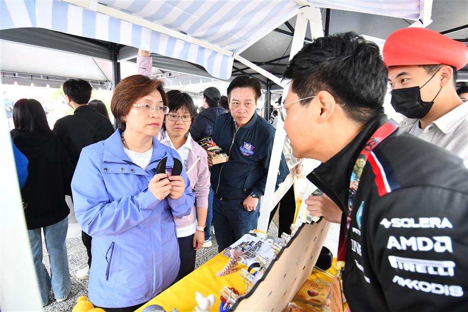 彰化高校青春祭活動邀請本縣高中職社團舉辦園遊會，以展示其社團經營成果。(圖為建國科技大學商品與遊戲設計系攤位)